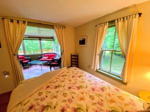 Giường trong phòng chung tại GC Adorable home 20 minutes from CannonFranconia Notch Fire Pit wifi laundry Pet friendly