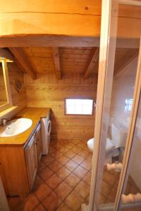 Salle de bains dans l'établissement Chalet de 5 chambres avec terrasse amenagee et wifi a Champagny en Vanoise