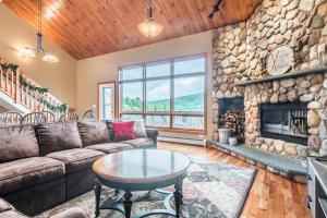 CarrollV3 Gorgeous SKI-IN Mountain View Townhouse with great views in Bretton Woods Fast wifi的带沙发和壁炉的客厅