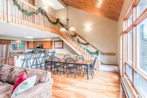 V3 Gorgeous SKI-IN Mountain View Townhouse with great views in Bretton Woods Fast wifi的休息区