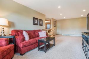 V3 Gorgeous SKI-IN Mountain View Townhouse with great views in Bretton Woods Fast wifi的休息区