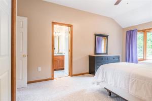 V3 Gorgeous SKI-IN Mountain View Townhouse with great views in Bretton Woods Fast wifi客房内的一张或多张床位