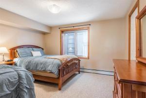 V3 Gorgeous SKI-IN Mountain View Townhouse with great views in Bretton Woods Fast wifi客房内的一张或多张床位