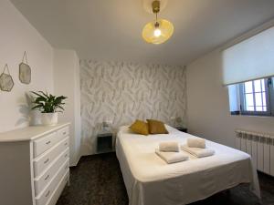 een slaapkamer met een bed met 2 kussens erop bij Casa RIVER VIEW - Cazorla in Cazorla
