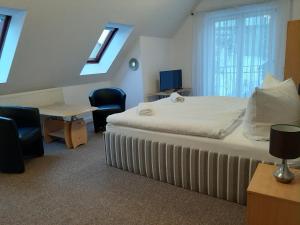 1 dormitorio con 1 cama, mesa y sillas en Pokoje Gościnne Jadwiga Jeżak en Grybów