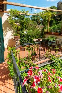 een balkon met een bos planten en bloemen bij Casa Quaratesi in Florence