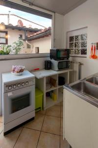 uma cozinha com um lavatório e um fogão forno superior em Casa Quaratesi em Florença