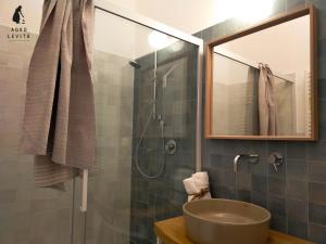 een badkamer met een wastafel en een douche bij Agro Levità in Locorotondo