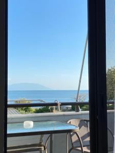 uma mesa numa varanda com vista para o oceano em Alexander Apartments em Alexandroupoli