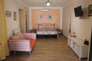 uma sala de estar com um sofá e uma cama em Tarohouse Marina di Camerota em Marina di Camerota