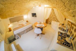 A bed or beds in a room at Le Antiche Dimore di Dea