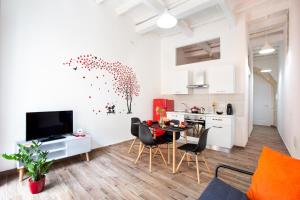eine Küche und ein Wohnzimmer mit einem Tisch und Stühlen in der Unterkunft Apart Suites Marina in Cagliari