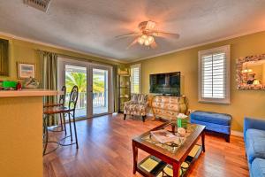 - un salon avec un canapé et une table dans l'établissement Bright Coastal Condo Walk to Lido Key Beach!, à Sarasota