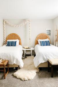 Cama o camas de una habitación en Luxe Glacier Getaway Walk to Downtown Kalispell!