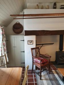 Pokój z krzesłem i łóżkiem piętrowym w obiekcie Killee Cottage w mieście Mitchelstown