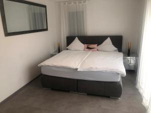 Postel nebo postele na pokoji v ubytování Hotel Hippel Krone