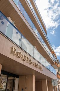 a building with a roos hotel sign on it at Roots Hotel in Faro