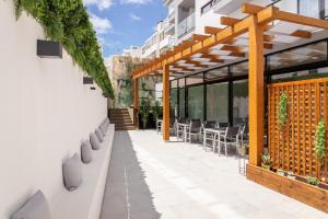 vista esterna di un edificio con patio di Roots Hotel a Faro