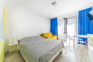 a bedroom with a bed and a table and chairs at Villa Azalia in Jastrzębia Góra +49 photos