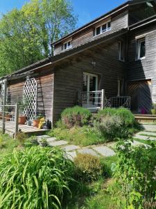 ein Holzhaus mit einer Veranda und einem Hof in der Unterkunft Sherwood in Étretat