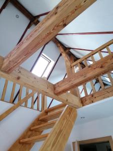 - un plafond en bois dans une maison avec une fenêtre dans l'établissement Ferienwohnung (R)Auszeit, à Wildemann