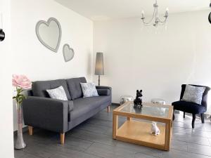 ein Wohnzimmer mit Sofa und Tisch in der Unterkunft Villa la Vie, Maison entière pour 4 personnes, avec extérieur, Tout inclus, ménage, linge, wifi in Dieppe