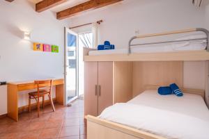 Un dormitorio con una litera y un escritorio. en Villa Payu, en Ciutadella 17 fotos más