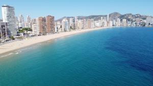 ベニドルムにあるMODERNO y ACOGEDOR- Torres D' Oboeの市街前の海水浴場の空中眺望