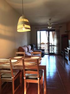 - un salon avec une table, des chaises et un canapé dans l'établissement Duplex LA VALLE ORDESA-LASPUÑA, à Laspuña