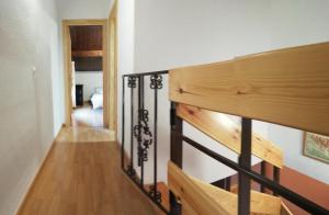 - un escalier dans une chambre dotée d'une rampe d'escalier dans l'établissement Duplex LA VALLE ORDESA-LASPUÑA, à Laspuña