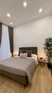 una camera da letto con un grande letto con due cuscini rosa di studionapoli112 a Napoli