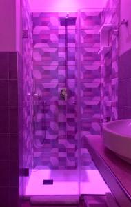 bagno con doccia e illuminazione viola di B&B Angolo83 Palermo centro a Palermo