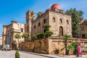 a building with a dome on top of it at B&B Angolo83 Palermo centro in Palermo
