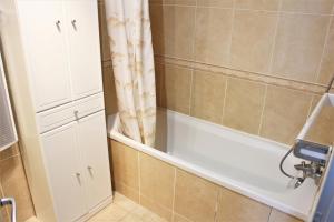 a bathroom with a bath tub with a shower curtain at Amirauté I 21 2pieces 4 personnes in Saint-Cyprien