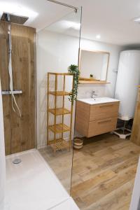 y baño con ducha y lavamanos. en Joli loft spacieux de 100m2 pour 10pers en Saumur