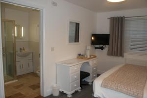 A bed or beds in a room at Tirah Guest House 