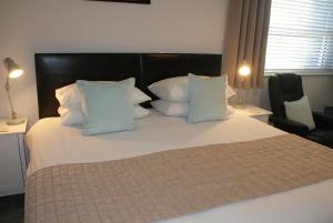 A bed or beds in a room at Tirah Guest House 