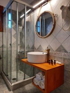 A bathroom at La Petri Studios with Fireplace & View