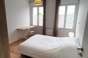 A bed or beds in a room at Joli loft spacieux de 100m2 pour 10pers