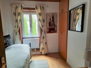 - une chambre avec un lit et une fenêtre dans l'établissement Villa Agnes, à Semmering