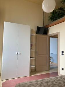 Habitación con armario blanco y puerta en ROSSO DI SERA, en Castelfidardo