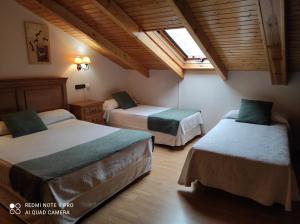 シウダード・ロドリゴにあるPuerta del Solのベッドルーム1室(ベッド2台、窓付)