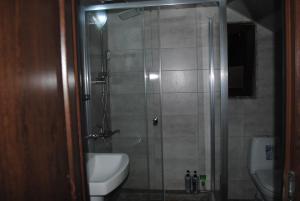 Ein Badezimmer in der Unterkunft Family Guesthouse - MACHARASHVILI