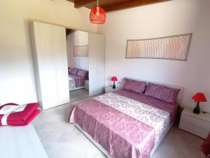 A bed or beds in a room at AGRITURISMO VIGNA DE' LUCERI