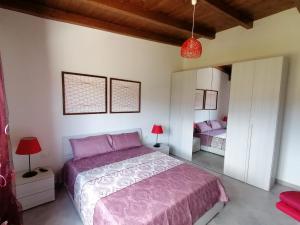 A bed or beds in a room at AGRITURISMO VIGNA DE' LUCERI