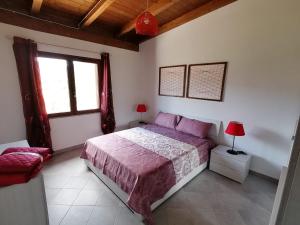A bed or beds in a room at AGRITURISMO VIGNA DE' LUCERI