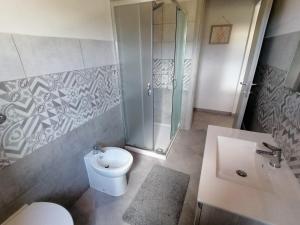 A bathroom at AGRITURISMO VIGNA DE' LUCERI