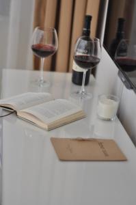 zwei Gläser Wein und ein Buch auf dem Tisch. in der Unterkunft The Print House Hotel in Istanbul