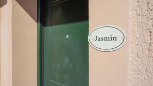 Certifikát, ocenenie alebo iný dokument vystavený v ubytovaní Jasmine Glyfada Beach