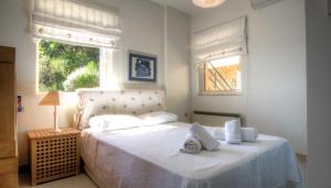 Posteľ alebo postele v izbe v ubytovaní Jasmine Glyfada Beach